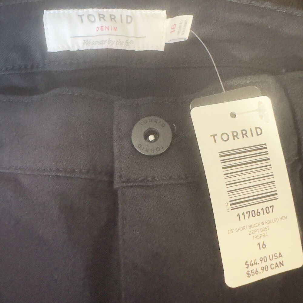 Torrid Jean Shorts Womens Size 16 Black Denim Stretch Rolled Hem 4/5” Cotton NEW